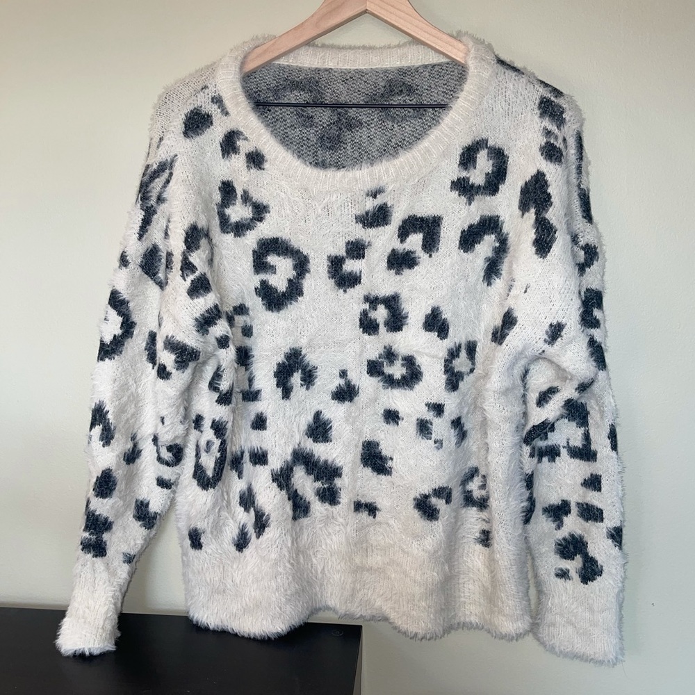 Leopard pattern sweater light base color  size large